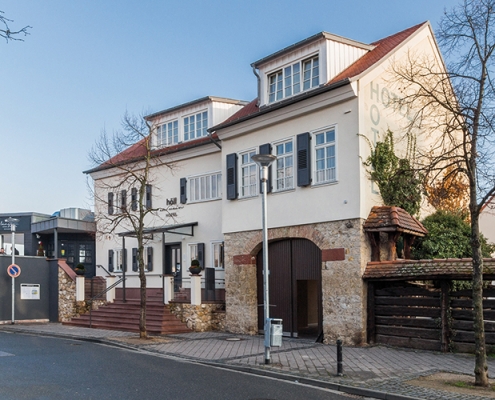 Zu sehen ist das direkt am Mainufer im hessischen Rüsselsheim am Main gelegene Business-Boutique-Hotel "Höll am Main".