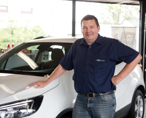 Die Auto-Frei GmbH in Ginsheim-Gustavsburg (Hessen) steht als inhabergeführtes Familienunternehmen in zweiter Generation bereits seit 1966 für automobile Lösungen rund um die Marke Opel. Herbert Frei, der auf dem Bild zu sehen ist, hat das Autohaus von seinem Vater übernommen, der ihn bis heute unterstützt.