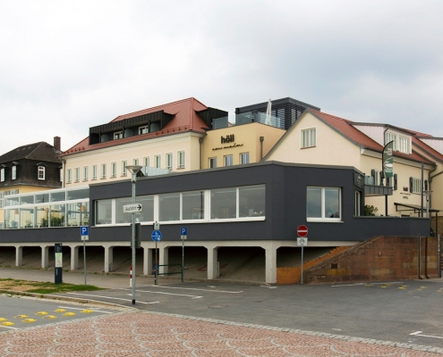 Zu sehen ist das direkt am Mainufer im hessischen Rüsselsheim am Main gelegene Business-Boutique-Hotel "Höll am Main".
