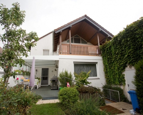Zu sehen ist das an das Autohaus angeschlossene Mehrgenerationenhauses im Gebiet des SenerTec Centers Hessen-Süds.