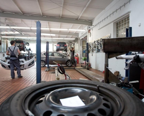 Zu sehen sind Impressionen aus dem Autohaus Frei in Ginsheim, in dem ein Dachs BHKW für Strom und Wärme sorgt.